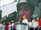 Лідер ”Батьківщини” Юлія Тимо­шенко виступає на партійному з’їзді 16 вересня. Розповідає про перший номер виборчого списку — льотчицю Надію Савченко. Відео з нею демонструють на екрані