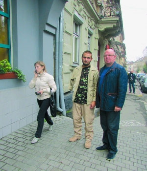 Василь Пелиш (ліворуч) стоїть із Володимиром Дідухом, який допомагав визволяти його з полону. Солдат лікується у львівському госпіталі