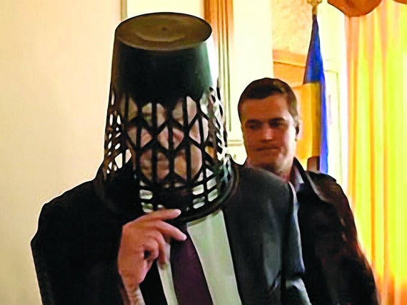 Новопризначений губернатор Сумщини Віктор Чернявський зі смітником на голові. Його звинуватили в сепаратизмі. 19 вересня
