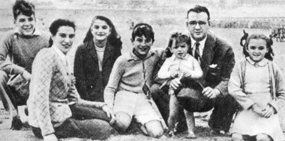Сім'я Че Гевари. Зліва направо: Ернесто Гевара, мати Селія, сестра Селія, брат Роберто, батько Ернесто з сином Хуаном Мартіном на руках і сестра Анна Марія