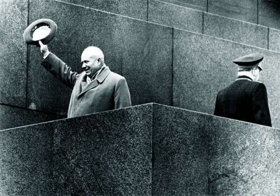 Микита Хрущов востаннє вітає радянських громадян із трибуни Мавзолею, 1 Травня 1964 року