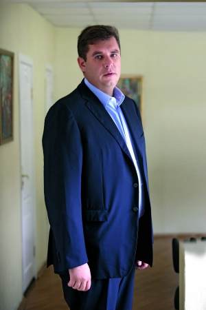 Олександр Третьяков, 44 роки, політик Корінний киянин. Закінчив Київське вище інженерне радіотехнічне училище. Два роки служив у армії. Старший лейтенант. З 1992-го займався бізнесом. Був президентом фірми АТЕК-95 – однієї з найбільших нафтотрейдерних компаній України. На початку 2000-х продав бізнес і пішов у політику – обрався до Верховної Ради за списком Народного руху. Після помаранчевої революції працював першим помічником президента Віктора Ющенка. Ставав депутатом ще двічі – на чергових виборах 2006 року та дострокових 2007-го. Був членом партії ”Наша Україна”. Вийшов із неї 2009 року. Живе на дивіденди та відсотки на банківських рахунках в Україні. Дружина Алла – домогосподарка. Виховують 11-річну доньку Дарину та 6-річних синів Єгора і Данила. Мають домашніх тварин – собаку Ларі, папугу Прохора і кролика Жерома. У родині спілкуються лише українською. Полюбляє риболовлю, шахи й подорожувати. Улюблене місто – Рим в Італії. Часто з сім’єю відпочивають у Львові