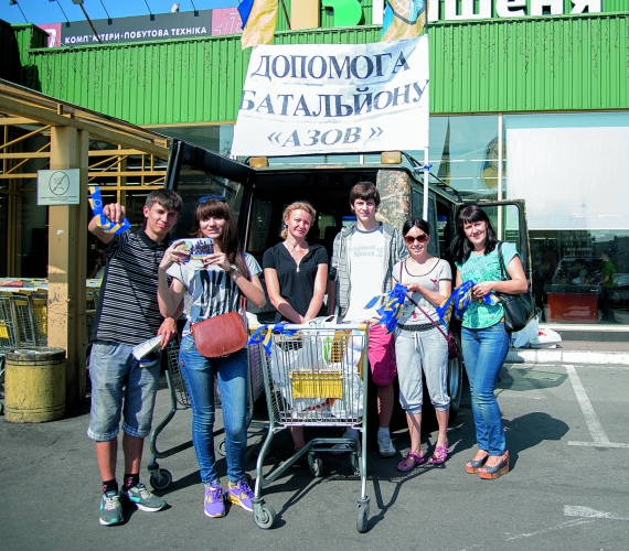 За підтримки кандидата в народні депутати Олександра Третьякова збирають допомогу бійцям добровольчого батальйону ”Азов” біля київського кінотеатру ”Лейпциг” на Борщагівці