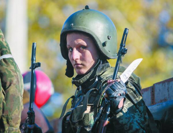 У батальйонах терористів на Донбасі воюють місцеві жінки та чоловіки, добровольці з Росії. Також є іноземці. Найбільший загін — сербських партизан