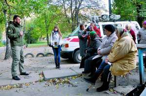 Олег Петренко спілкується із жителями будинку на вулиці Орджонікідзе, 10, у Черкасах. Люди питають, коли буде мир в країні