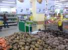 Картоплю у магазині можна придбати на 2,8 - 3,5 гривень за кілограм. На ринку оптовики продають по 2,4--2,6 гривень за кіло.