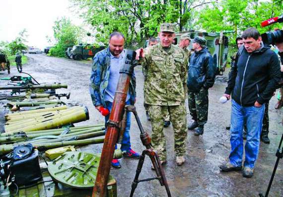 8 липня на четвертий день після призначення міністр оборони Валерій Гелетей показує журналістам захоплену російську зброю у Слов’янську