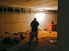 Жінка з дитиною у візку ховаються в підвалі будинку на околиці Донецька. Приміщення облаштоване під бомбосховище. 19 серпня 2014 року