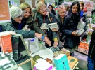 Відвідувачі книгарні розбирають роман ”Трава ночі” французького письменника Патріка Модіано за кілька хвилин після оголошення його лауреатом Нобелівської премії з літератури у Стокгольмі 9 жовтня