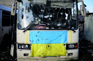 Обстріляний російськими найманцями автобус українського добровольчого батальйону ”Донбас” в Іловайську. 24 серпня 2014 року