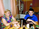 Руслан Сіренко (праворуч) з опікуном Надією Маслюк. Його матір Ганну Дзезенко позбавили батьківських прав на всіх чотирьох дітей