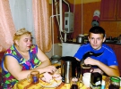 Руслан Сіренко (праворуч) з опікуном Надією Маслюк. Його матір Ганну Дзезенко позбавили батьківських прав на всіх чотирьох дітей