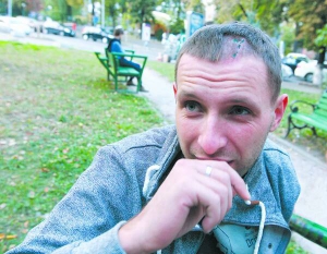 Володимира Парасюка під Іловайськом було поранено осколком гранати в голову. Воював у складі батальйону ”Дніпро-1”