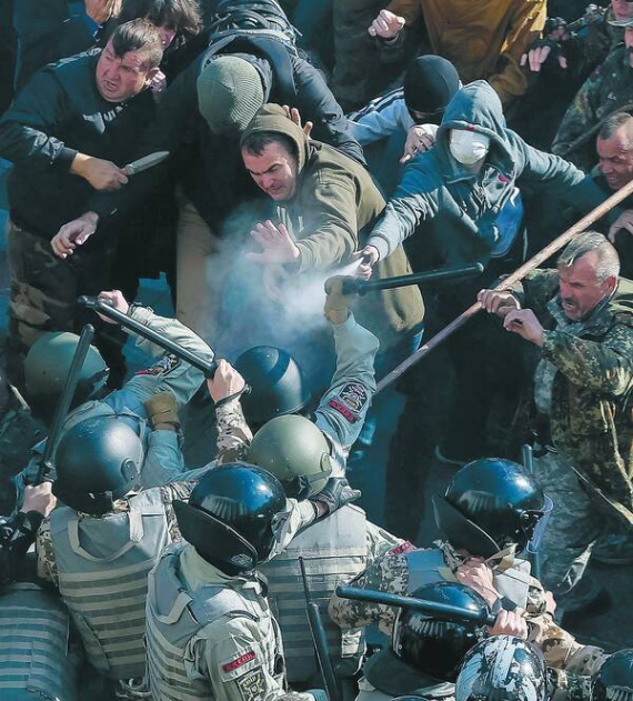 Протестувальники з кийками та ножами нападають на правоохоронців під будівлею Верховної Ради 14 жовтня