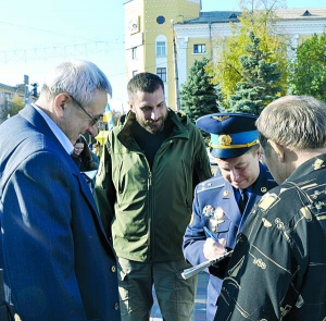 Юлій Мамчур та Олег Петренко підписують листівки на Європейській площі в Черкасах. Поспілкуватися із кандидатами у народні депутати прийшли більш як сотня містян