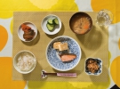 Блюдо из соевых бобов натто, рис, мисо-суп, тыква сквош, маринованные огурцы, омлет и жареный лосось.