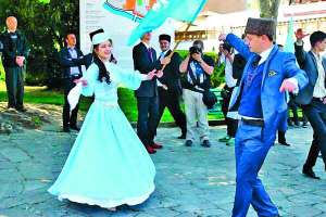 Дилявер Акієв танцює з дружиною Аділе під час весілля у кримському Сімферополі. Наречена не  має права торкатися нареченого