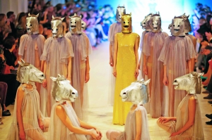 Моделі в масках коней вийшли наприкінці показу в перший день Тижня моди у столиці 15 жовтня.  Крізь прозорі сукні видно груди