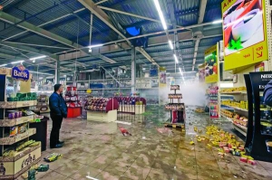 На початку жовтня бойовики обстріляли супермаркет ”Амстор” неподалік залізничного вокзалу в Донецьку. Постраждали четверо працівників і п’ятеро покупців
