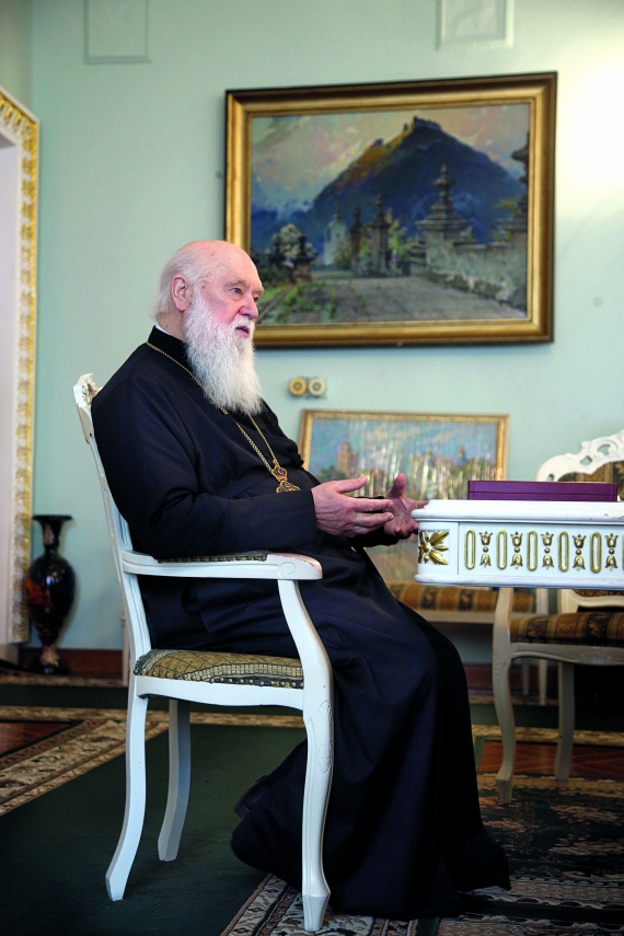 Патріарх ФІЛАРЕТ, 85 років, предстоятель Української православної церкви Київського патріархату, в миру – Михайло Денисенко. Народився в селі Благодатне на Донеччині в сім’ї робітника. 1946 року закінчив Одеську духовну семінарію і вступив до Московської духовної академії. 1950-го прийняв чернечий постриг з ім’ям Філарета. 1966 року отримав сан архієпископа і призначений екзархом України, архієпископом Київським і Галицьким. 1968-го став митрополитом. Після смерті московського Патріарха Пимена у травні 1990-го обраний патріаршим місцеблюстителем РПЦ. Того ж року Архієрейський Собор Російської православної церкви надав Українській православній церкві самостійність і незалежність в управлінні, а митрополит Філарет став її предстоятелем із титулом ”Митрополит Київський і усієї України”. Після здобуття Україною незалежності став домагатися від Москви повної автокефалії УПЦ. Патріарх Алексій?II відмовив і на Харківському соборі 1992 року спробував усунути Філарета від керівництва церквою в Україні. Тоді було обрано митрополитом Київським Володимира (Сабодана). УПЦ розкололася на дві частини. Та, що залишилася при Філареті, об’єдналася з Українською автокефальною православною церквою в Київський патріархат. У жовтні 1995 року на Всеукраїнському помісному соборі митрополита Філарета обрано Патріархом Київським і всієї Руси-України. Владика є послідовним прихильником єдності й незалежності Української православної церкви. Активно підтримував Майдан, засуджує російську агресію на Донбасі. Каже, що найкращий відпочинок для нього – молитва