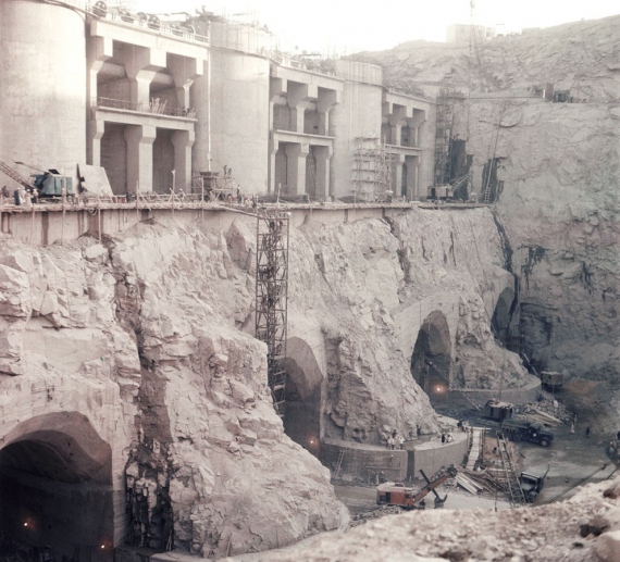 Строительство Асуанской плотины в Египте