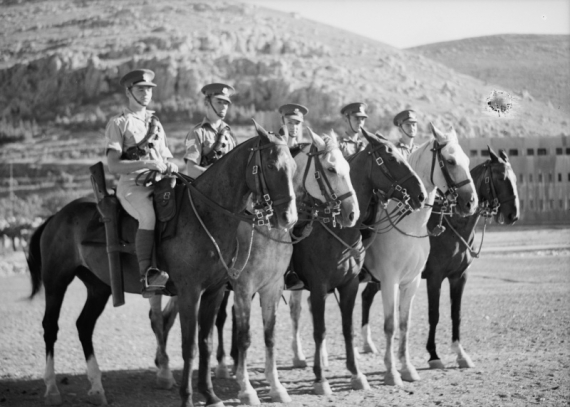 Шотландские драгуны полка «Роял скотс грейс» (Royal Scots Greys) стоят в конном строю в районе Наблуса в Палестине. Фотография сделана после участия солдат полка в боевых действиях в Сирии и Ливане.