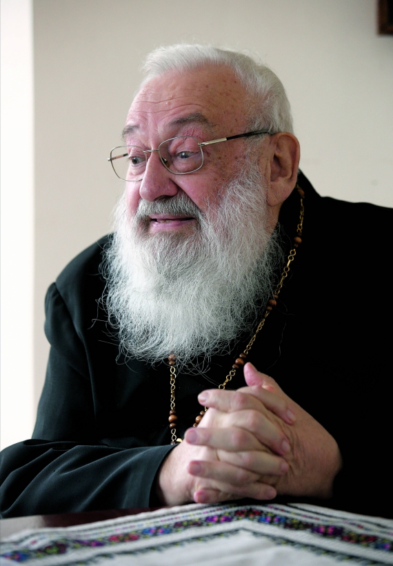 Любомир ГУЗАР, 81 рік, кардинал, у 2001–2011 роках – предстоятель Української греко-католицької церкви. Народився у Львові. 1944-го родина емігрувала до Австрії, а 1949-го – до США. Богослов’я студіював у американському Католицькому університеті у Вашингтоні та Великій духовній семінарії святого Йосафата в Римі. 1958-го висвячений на священика. 11 років працював учителем і префектом у Стемфордській духовній семінарії Святого Василія, штат Коннектикут. Також служив у парохії в Кергонксоні, штат Нью-Йорк. У Фордгамському університеті Нью-Йорка 1967 року здобув ступінь магістра філософії. Через два роки переїхав до Рима для продовження богословських студій. 1972-го здобув ступінь доктора богослов’я. Того ж року вступає до монастиря Святого Теодора Студита у Ґроттаферрата в Італії. Через шість років стає його архімандритом. 1977-го висвячений на єпископа. У 1973–1984 роках Любомир Гузар викладав у Папському місійному університеті ”Урбаніана” в Римі й виконував доручення патріарха Йосифа Сліпого – тодішнього глави УГКЦ. 1993 року з усією своєю монастирською спільнотою перебрався до України. У січні 2001-го, після смерті кардинала Мирослава Івана Любачівського, синод єпископів обрав Любомира Гузара верховним архієпископом – предстоятелем УГКЦ. Папа Іван Павло II надав йому титул кардинала. У лютому 2011 року Папа Бенедикт XVI прийняв зречення блаженнійшого Любомира з уряду верховного архієпископа УГКЦ. – Я пішов, бо вже був і не молодий, і не надто сильний, – пояснював згодом. – Поза щоденною відповідальністю я здобув собі більший простір часу, щоби застановлятися над багатьма речами. Поки був на посту, то не мав можливості послухати радіо, більше поспілкуватися з людьми. Тепер є час, але меншає сил
