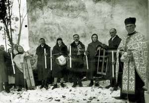 Отець Омелян Ковч (праворуч) з парафіянами у Перемишлянах, 1930-і роки