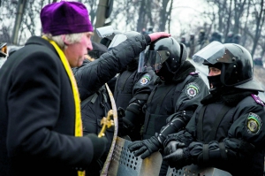 Священики благословляють солдатів Внутрішніх військ, що під час Революції гідності загородили перед протестувальниками урядовий квартал у Києві, 28 січня 2014 року