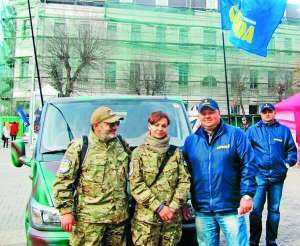 Володимир Базелюк (на фото праворуч) допомагає добровольцям від початку АТО