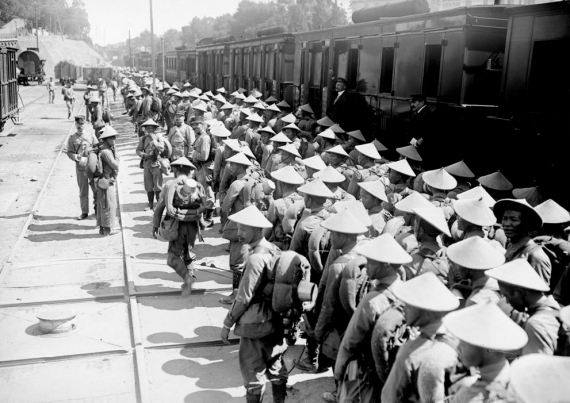 Колониальные войска из Французского Индокитая высаживаются в Кэмп-Сен-Рафаэль.