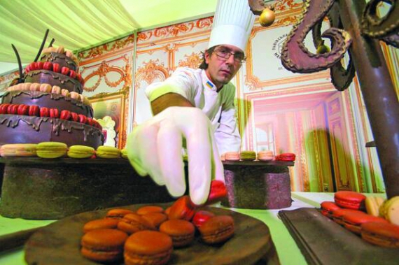 Ужгородський шоколатьє Валентин Штефаньо приготував кілька десятків видів десертів для п’ятиметрового шоколадного столу. Від продажу тістечок зібрали 15 884 гривні. Їх передадуть на потреби армії