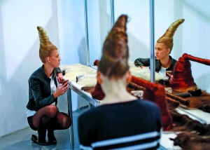 Моделі чекають за лаштунками під час Українського тижня моди у столиці 15 жовтня. Дівчата з високими зачісками показували колекцію київського дизайнера Олексія Залевського