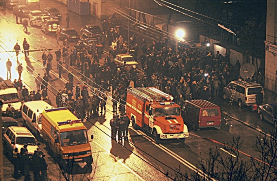 Група озброєних бойовиків захопила заручників у будівлі театрального центру на Дубровці в Москві ввечері 23 жовтня 2002