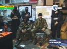 Бойовики висунули вимогу про припинення контртерористичної операції федеральних військ у Чечні. На фото: ватажок групи Мовсар Бараєв (в центрі)