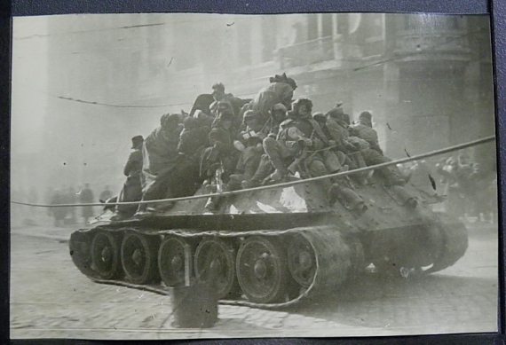 Радянські моторизовані підрозділи входять у звільнений Київ, 6 листопада 1943 року