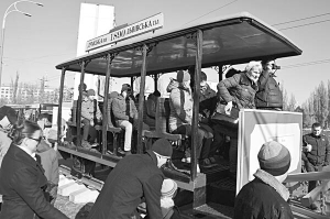 Кияни лазять по трамваю-конці, що виставили на столичній площі Дружби Народів 25 жовтня. Такий транспорт тягали дві пари коней