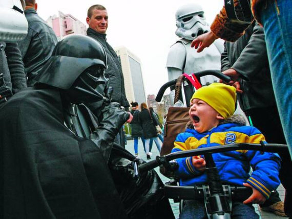 Кандидат у народні депутати по одному з київських округів Дарт Вейдер — персонаж із фільму ”Зоряні війни” — налякав дитину