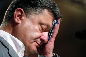 Петро Порошенко на прес-конференції в Києві 26 травня, наступного дня після перемоги на президентських виборах. Заявив тоді, що не вестиме переговорів із озброєними сепаратистами на Донбасі, але готовий до діалогу з місцевими, за умови відмови від насилля