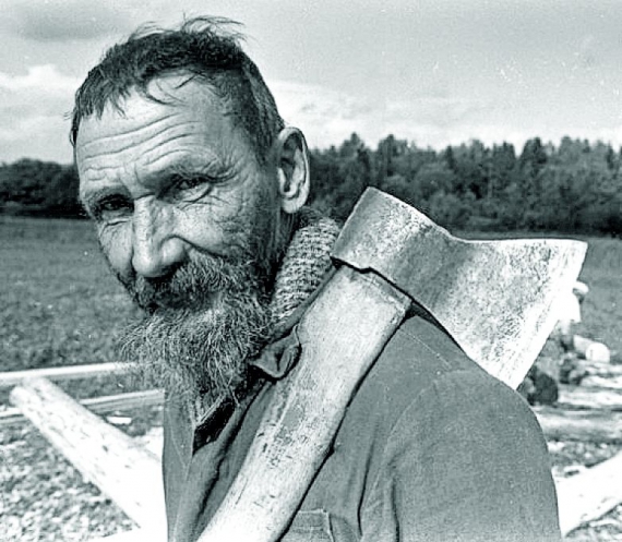 Свирид ОПАНАСОВИЧ, дід, оглядач міжнародних новин. Народився 21 червня 2014 року, коли зареєструвався під цим іменем у Facebook. Псевдонім узяв із п’єси Леся Подерв’янського ”Рєпка, або хулі не ясно”. Дід Свирид – мужчіна бєз возраста, просто дід. Вирощує кабанчика, якого звуть, як президента сусідньої держави. Дід із задоволенням заріже його на Різдво. Свирид Опанасович любить комфорт і щоб усе було красіво. В оглядачі пішов, щоб заспокоювати панікьорів та істеричок і допомагати небайдужим громадянам проникати в саму суть проісходящих собитій. Дід із друзями відкрили сайт під назвою ”Рєпка-клюб”. Тамтешні персонажі: Мурзик Васильович, Татуся Бо, Дзвінка Трохтушко, Дохтур Лівсі спілкуються бойовим суржиком. Крім міжнародних оглядів, на прохання читачів пише ”Історію України від діда Свирида”. Має 29 тисяч підписників