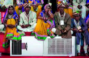 Наречені сидять на кондиціонері в очікуванні початку церемонії масового одруження у Нью-Делі, червень 2014 року. Тоді одночасно шлюб узяли 92 пари
