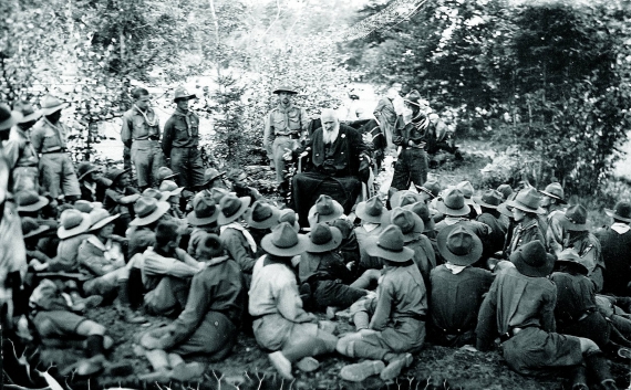 Андрей Шептицький із ”пластунами” – українськими скаутами, 1929-й. За три роки до цього митрополит подарував ”Пластові” ділянку біля гори Сокіл у Карпатах, аби там можна було проводити табори. Учасниця одного з таких зборів Оксана Лемеха-Луцька описувала Шептицького: ”Він, сидячи на рундуці своєї садиби, привітно усміхався до всіх, обдаровував нас смачними рум’яними яблуками, а табір харчами, як справжній святий Миколай”