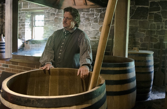 Стив Бэшор возле бочек, в которых замешивается сусло для изготовления виски.