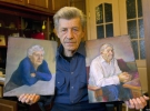 72-річний Володимир Романовський демонструє портрет свого батька Івана і матері Валентини. Вони були арештовані в 1937–1938 роках і провели багато років у таборах на півночі СРСР до смерті Сталіна 
