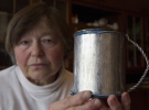 76-летняя Зинаида Тарасевич держит самодельную кружку, которой ее родители долгие годы пользовались в лагере. С более чем 20 родственников, отправленных в лагерь как политзаключенные, ее матери и отцу удалось выжить и вернуться домой после смерти Сталина