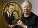  5  78-річна Алла Канатуш з фотографією свого чоловіка Володимира, який у 1949 році був засуджений до 25 років виправно-трудових таборів, але вижив і повернувся додому після смерті Сталіна 