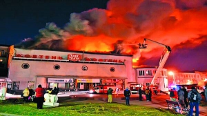 Пожежу в кінотеатрі ”Жовтень” 80 рятувальників гасили понад чотири години. Загорівся ввечері 29 жовтня під час сеансу