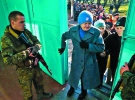 Пенсіонери стоять у черзі на виборчій дільниці в Донецьку. Напередодні терористи погрожували: хто не прийде голосувати, позбавлять пенсії