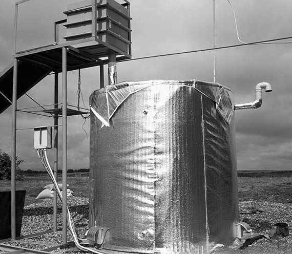 Біогазова установка, яку розробив і виготовив киянин Павло Северилов. Біогазовий реактор обов’язково оббивають теплоізоляційним матеріалом, бо сировина бродить в теплі. Температура в резервуарі сягає 70 градусів