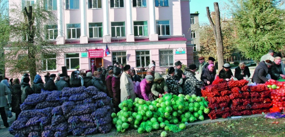 На псевдовибори до органів влади терористичної організації ДНР людей заманювали можливістю купити картоплю, капусту, моркву за символічну ціну – гривня за кілограм. Донецьк, 2 листопада 2014 року